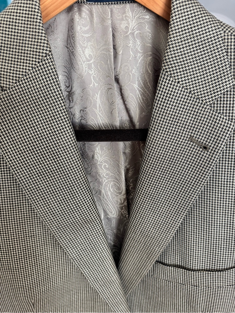 Men's Light Gray Micro-Pattern Two-Button Blazer - Picture 2 of 4